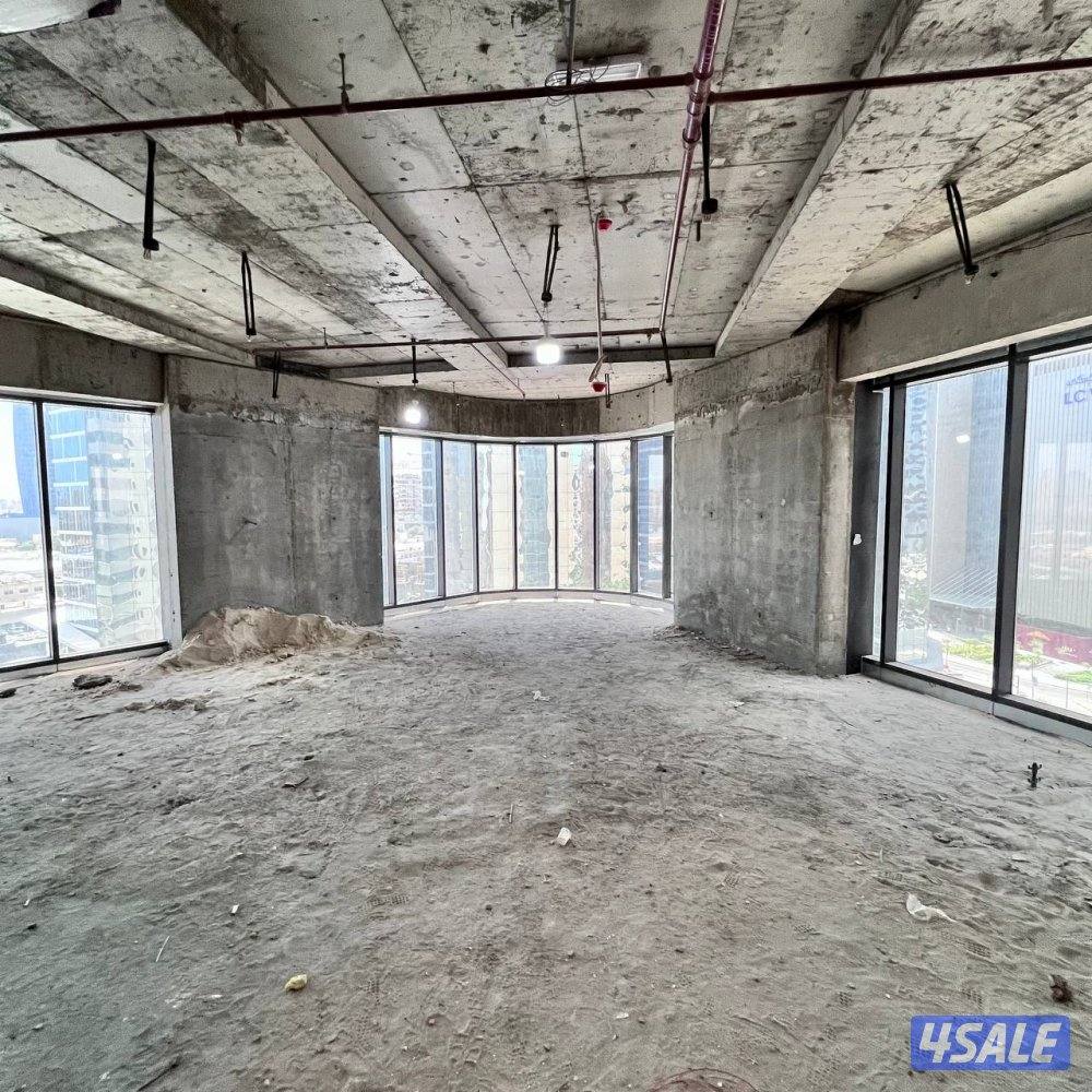 نصف دور تجاري للإيجار في شرق قطعة 73