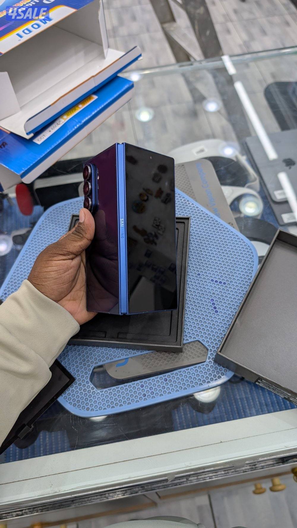 Samsung Galaxy Fold 77