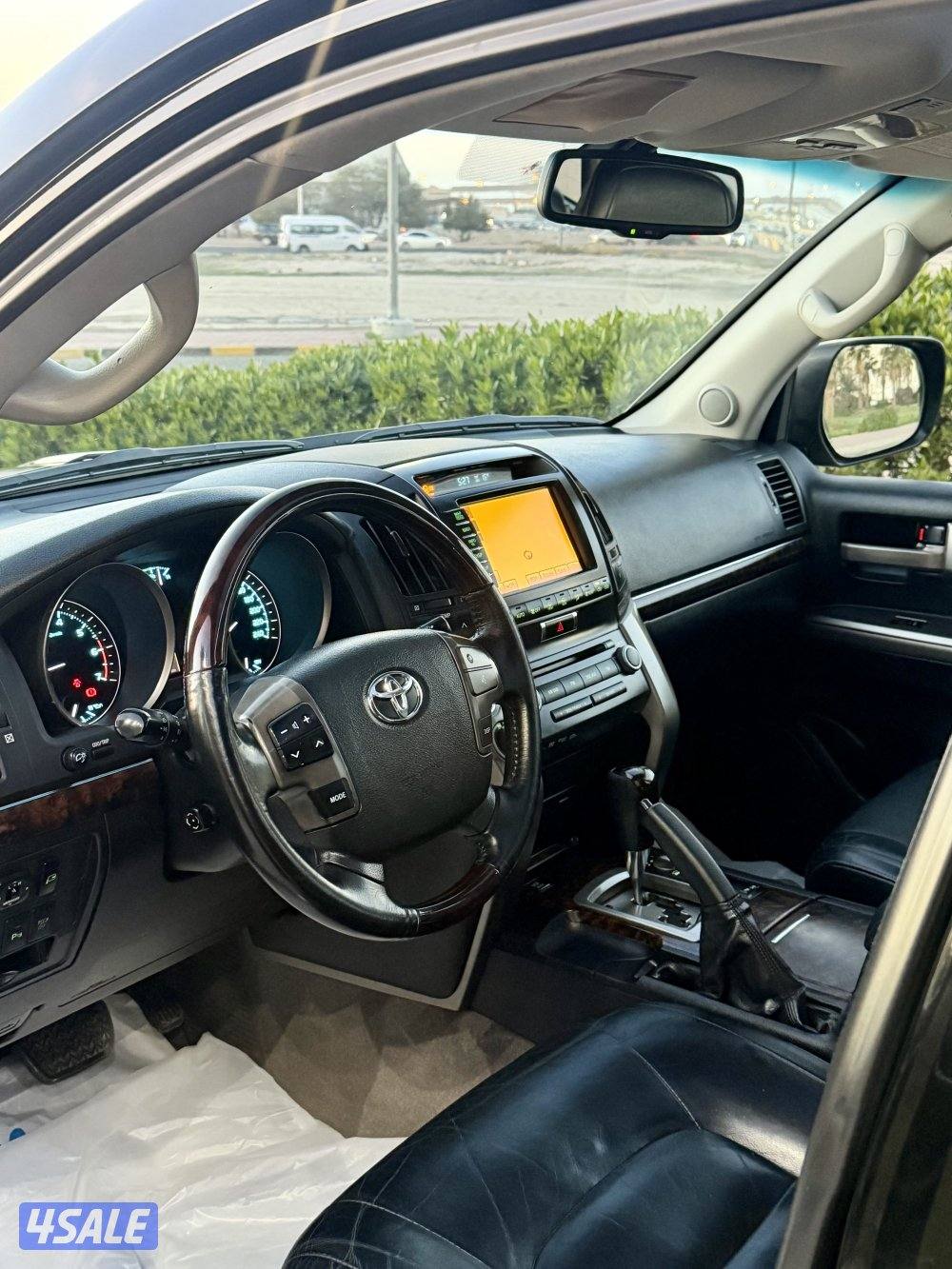 للبيع لاند كروزر موديل ٢٠١١ عداد ١٨١10