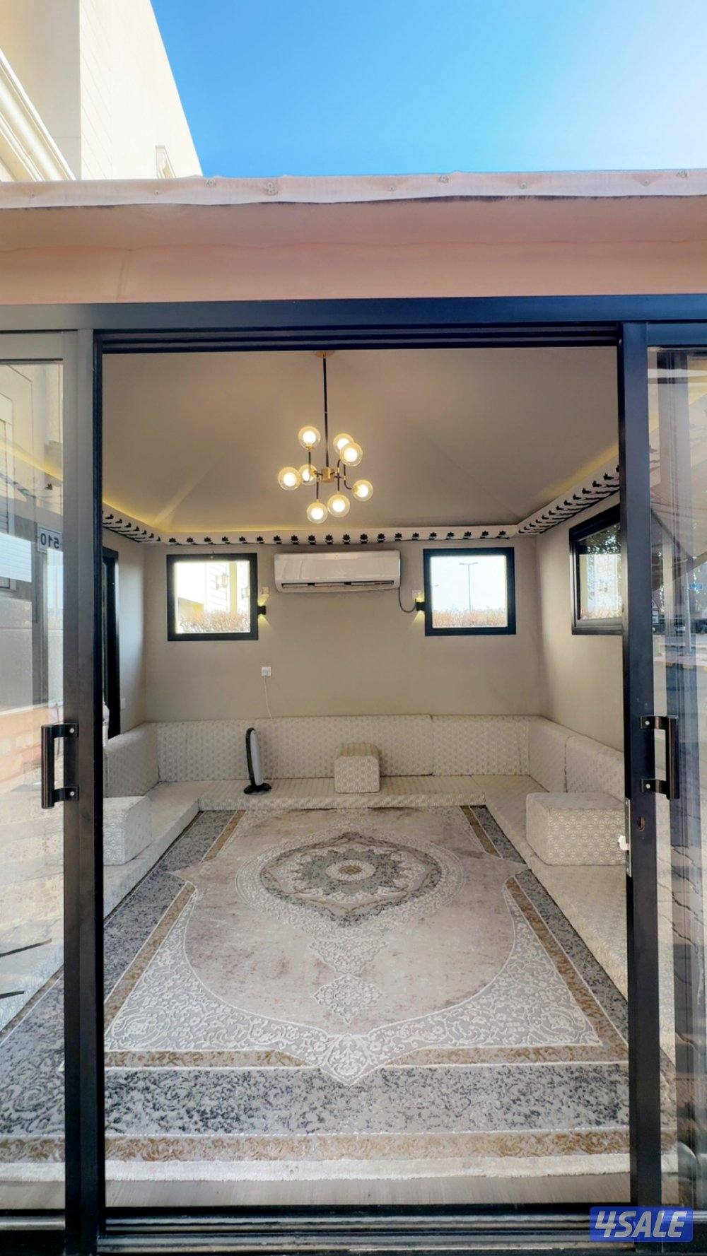 للبيع ديوانيه متنقله بكامل فرشها + وحدة تكيف راكبه0