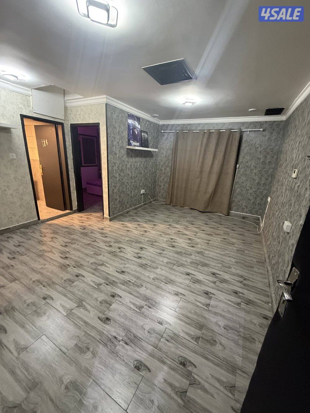 يوجد لدينا شقق الايجار غرفه وصاله ومطبخ وحمام تشطيب سوبر لوكس يوجد 🚙🚘3