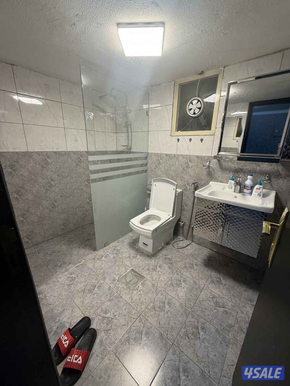 يوجد لدينا شقق الايجار غرفه وصاله ومطبخ وحمام تشطيب سوبر لوكس يوجد 🚙🚘6