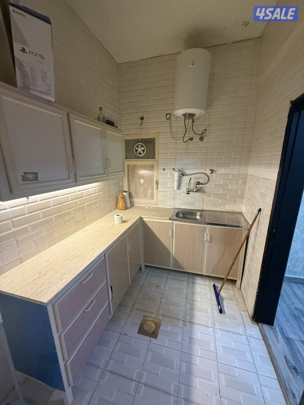 يوجد لدينا شقق الايجار غرفه وصاله ومطبخ وحمام تشطيب سوبر لوكس يوجد 🚙🚘8