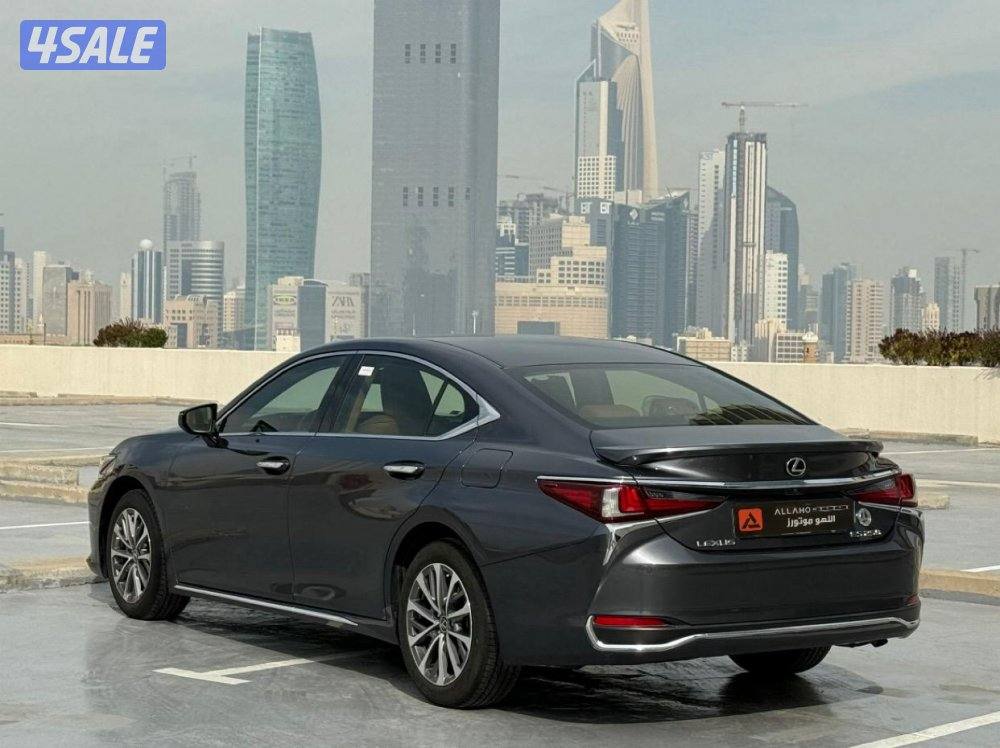 لكزسES250 موديل2023 عداد13الف وارد الساير سيرفس منتظم2
