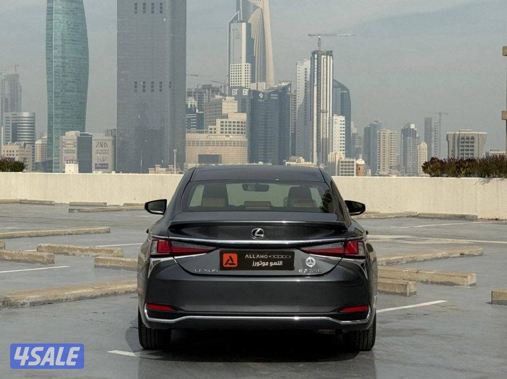 لكزسES250 موديل2023 عداد13الف وارد الساير سيرفس منتظم3