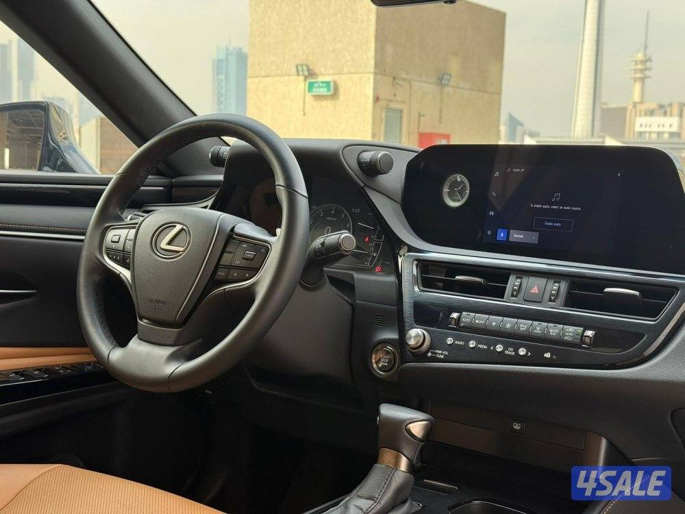 لكزسES250 موديل2023 عداد13الف وارد الساير سيرفس منتظم7