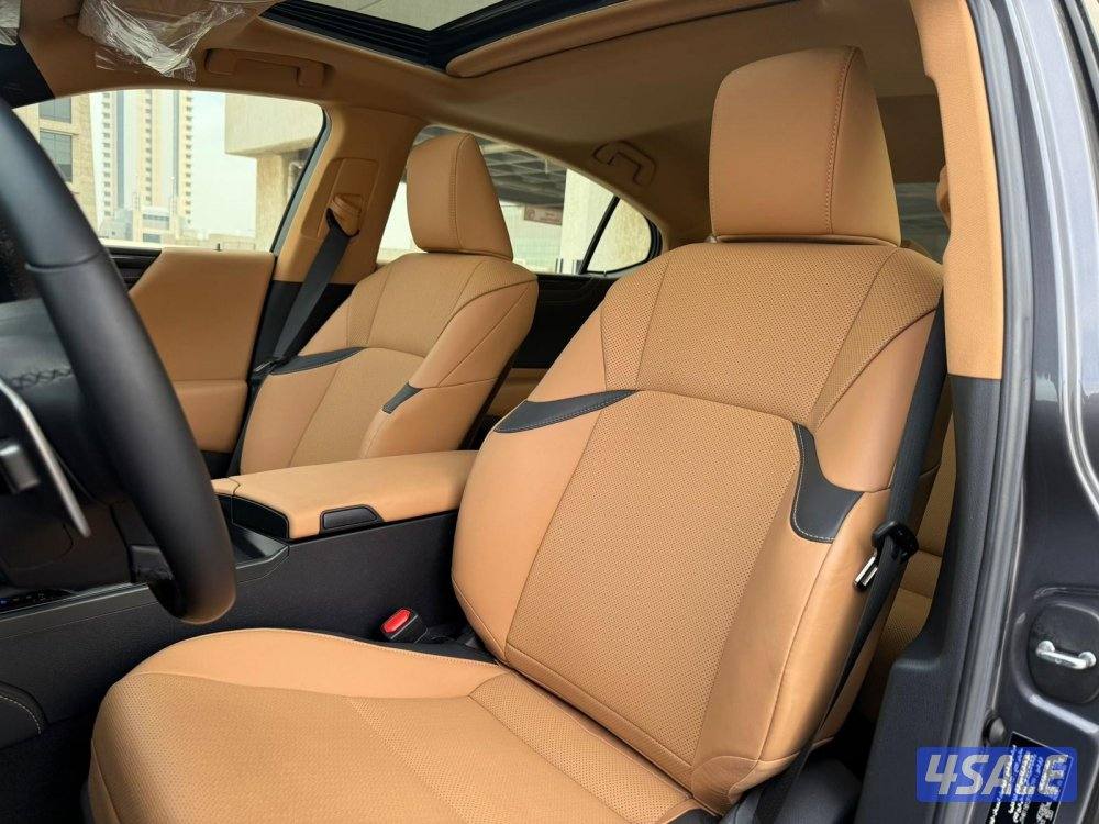 لكزسES250 موديل2023 عداد13الف وارد الساير سيرفس منتظم8