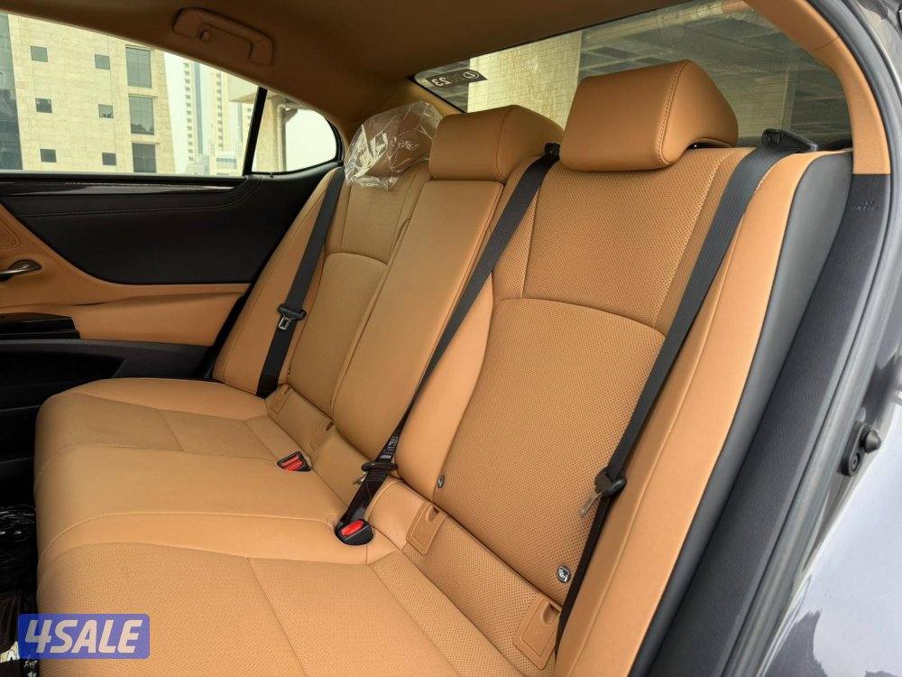 لكزسES250 موديل2023 عداد13الف وارد الساير سيرفس منتظم10