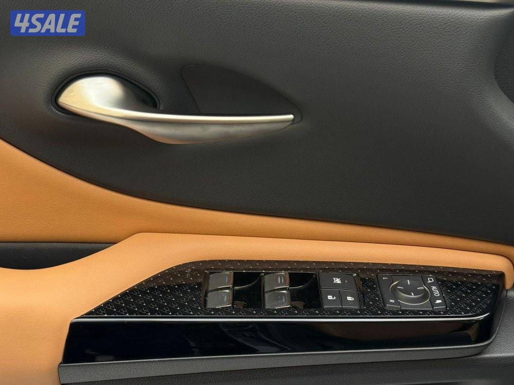 لكزسES250 موديل2023 عداد13الف وارد الساير سيرفس منتظم11