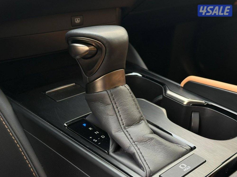 لكزسES250 موديل2023 عداد13الف وارد الساير سيرفس منتظم12