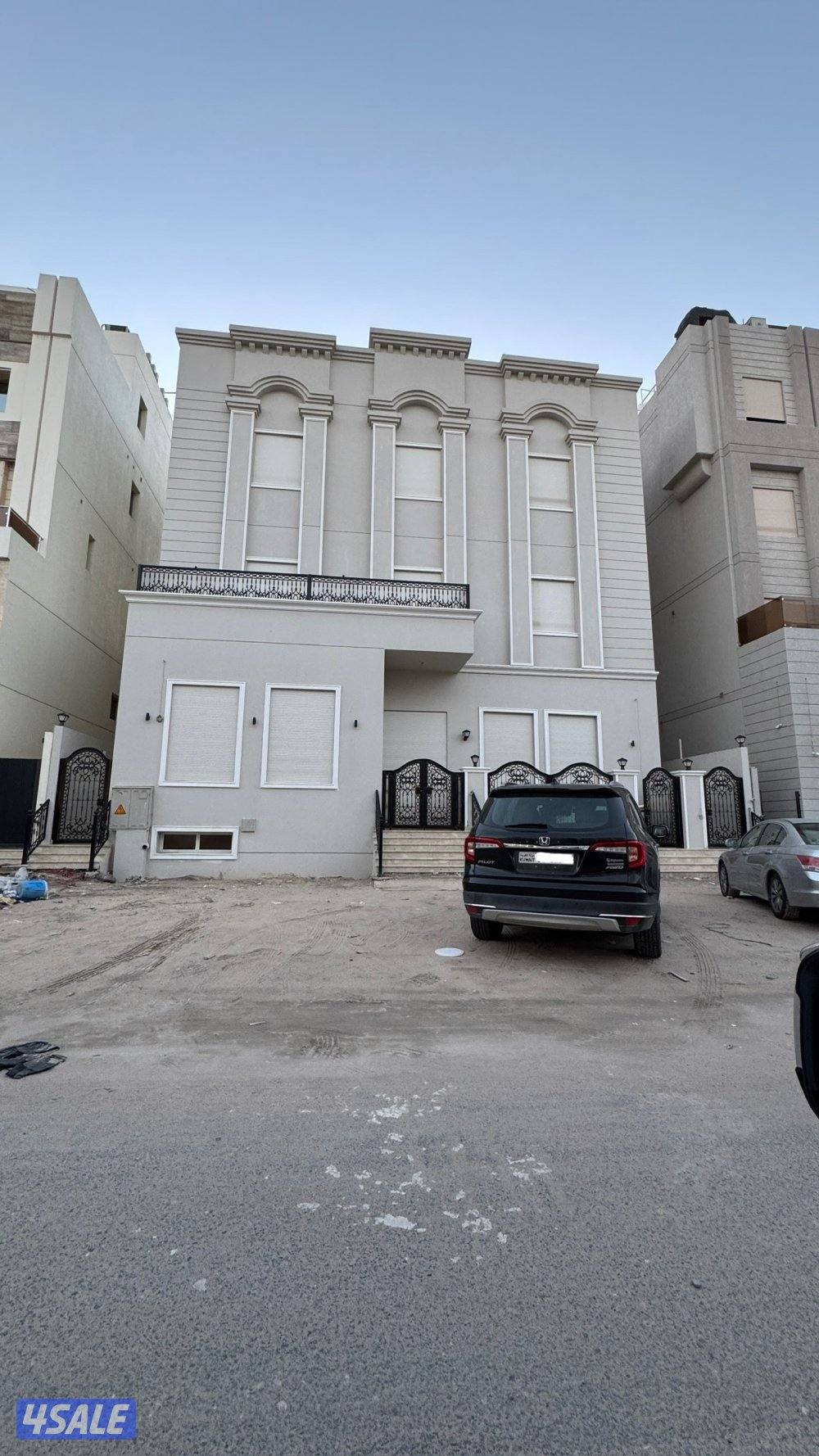 للبيع بيت في جنوب عبدالله مبارك شارع واحد سرداب وثلاث أدوار ونص0