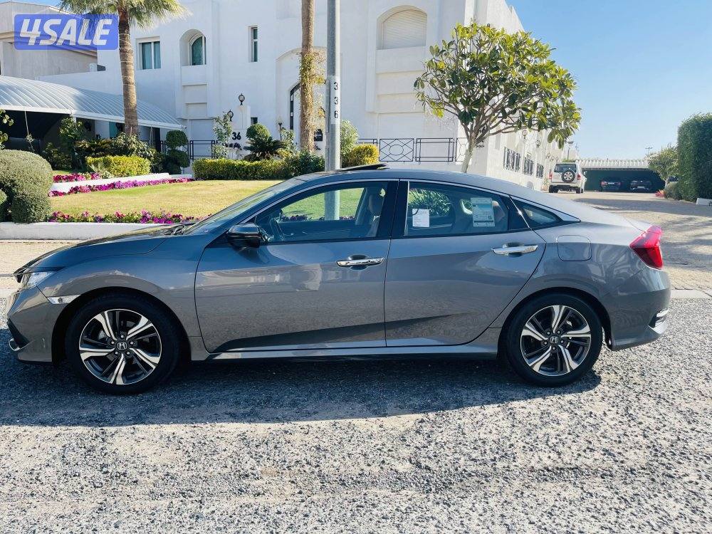 للبيع هوندا سيفك  مخزنه موديل 2020 لون سيلفر فل ابشن اعلى درجه0