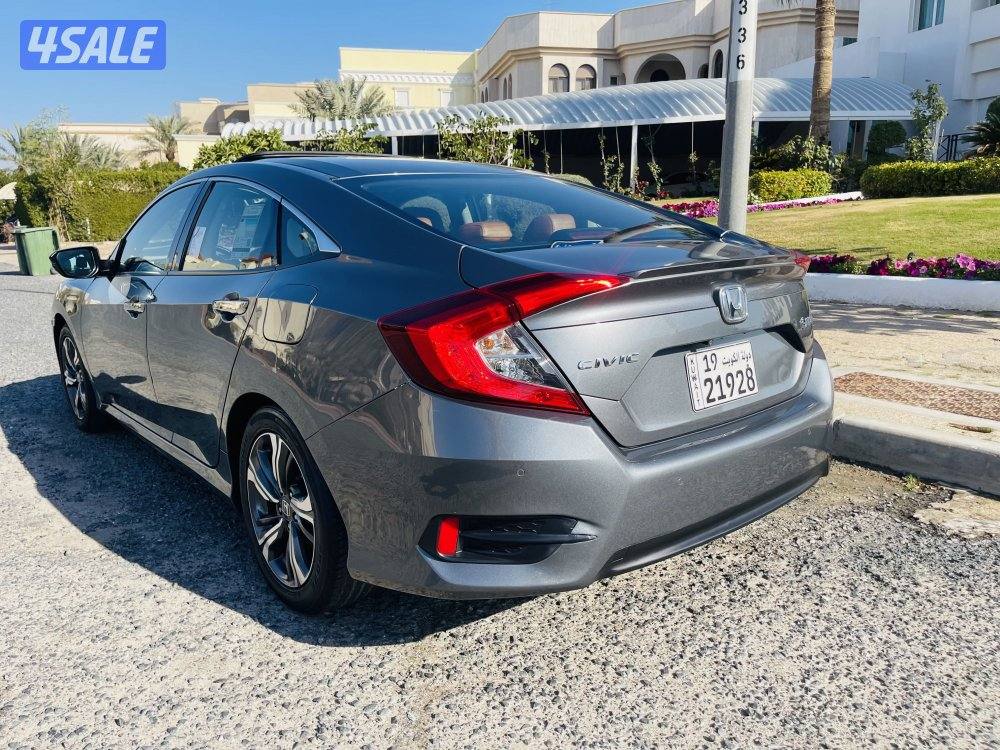 للبيع هوندا سيفك  مخزنه موديل 2020 لون سيلفر فل ابشن اعلى درجه2