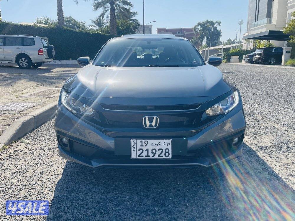 للبيع هوندا سيفك  مخزنه موديل 2020 لون سيلفر فل ابشن اعلى درجه4