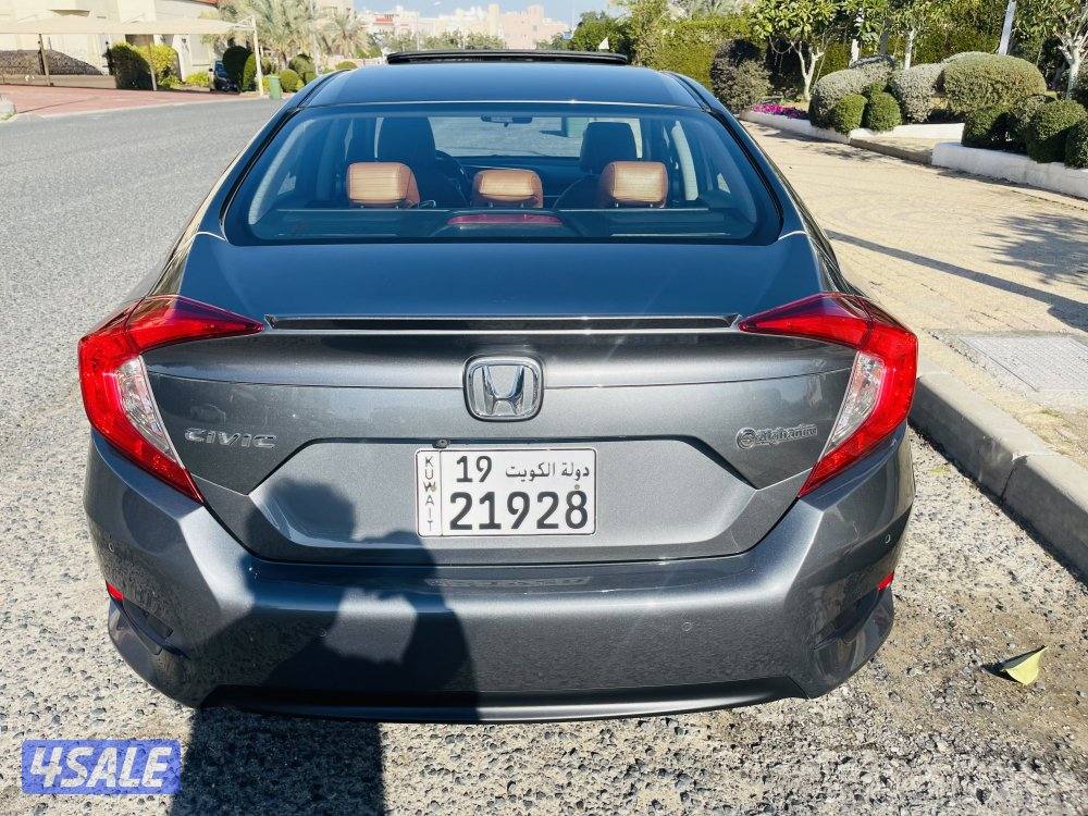 للبيع هوندا سيفك  مخزنه موديل 2020 لون سيلفر فل ابشن اعلى درجه5