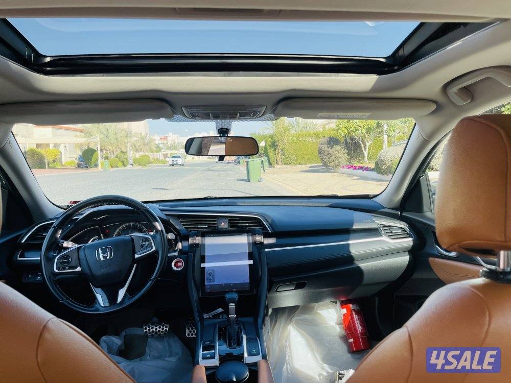 للبيع هوندا سيفك  مخزنه موديل 2020 لون سيلفر فل ابشن اعلى درجه6