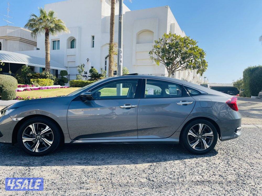 للبيع هوندا سيفك  مخزنه موديل 2020 لون سيلفر فل ابشن اعلى درجه7