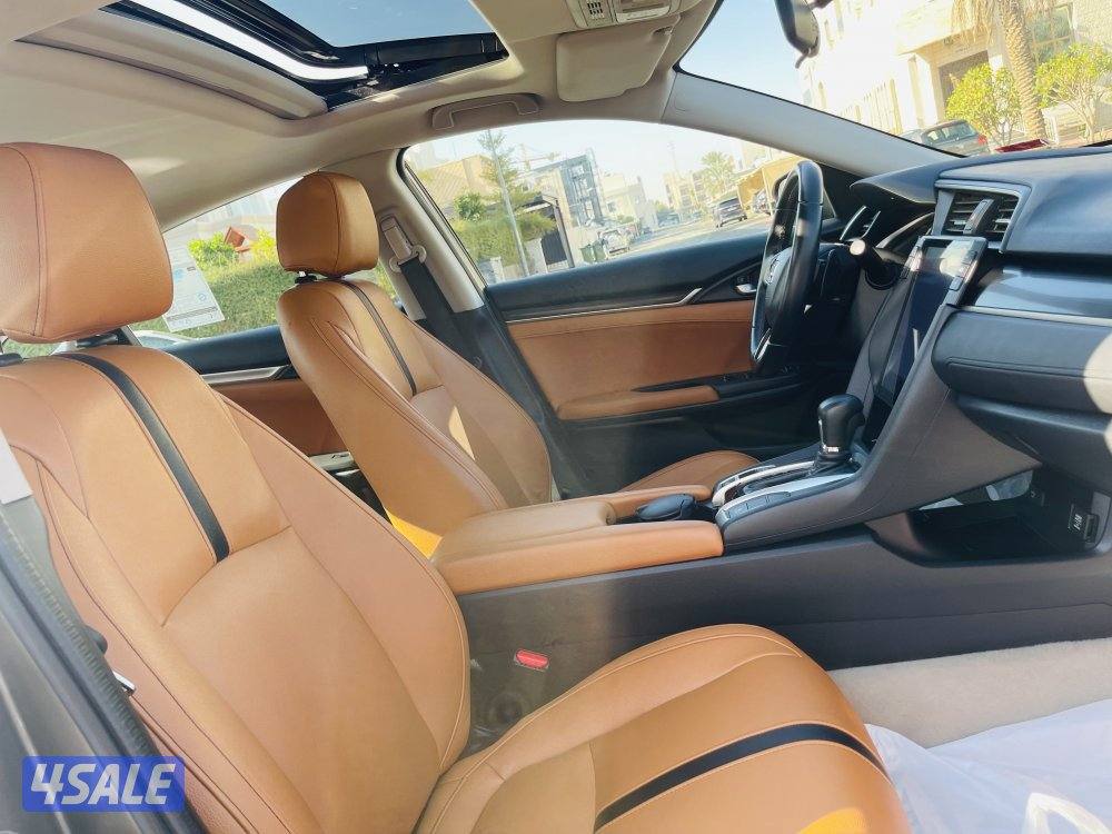 للبيع هوندا سيفك  مخزنه موديل 2020 لون سيلفر فل ابشن اعلى درجه8