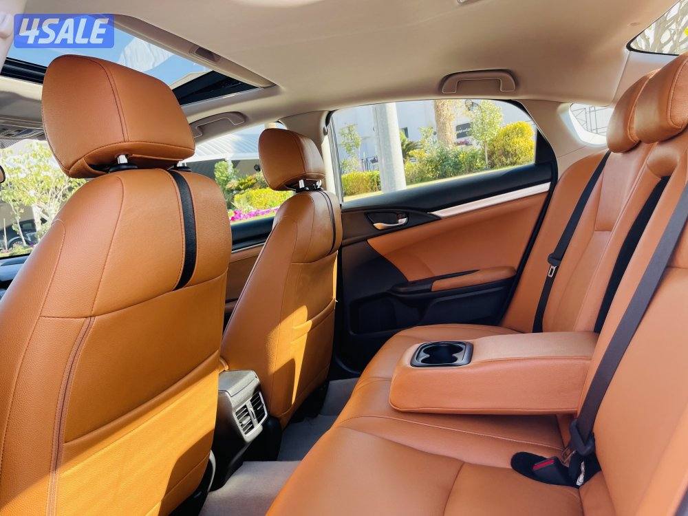 للبيع هوندا سيفك  مخزنه موديل 2020 لون سيلفر فل ابشن اعلى درجه10