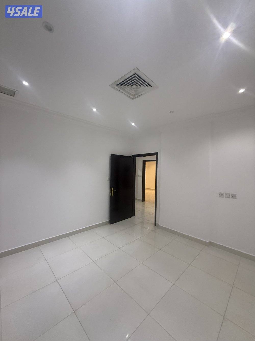 للإيجار شقة ارضية نظيفة بالعمرية ق5 اربع غرف نوم مطله علي حديقة3