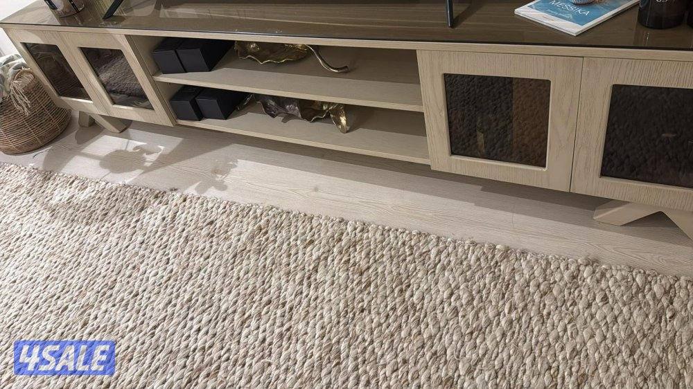 كنبة من ايكيا سعر الشراء ٥٠٠ سعر البيع ١٧٠ +طاولة تلفزيون٤٠+طاوله ٢٥1