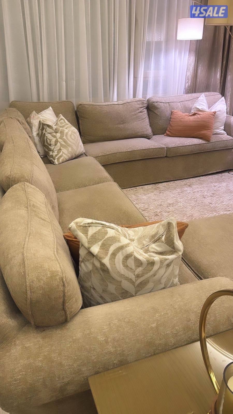 كنبة من ايكيا سعر الشراء ٥٠٠ سعر البيع ١٧٠ +طاولة تلفزيون٤٠+طاوله ٢٥2