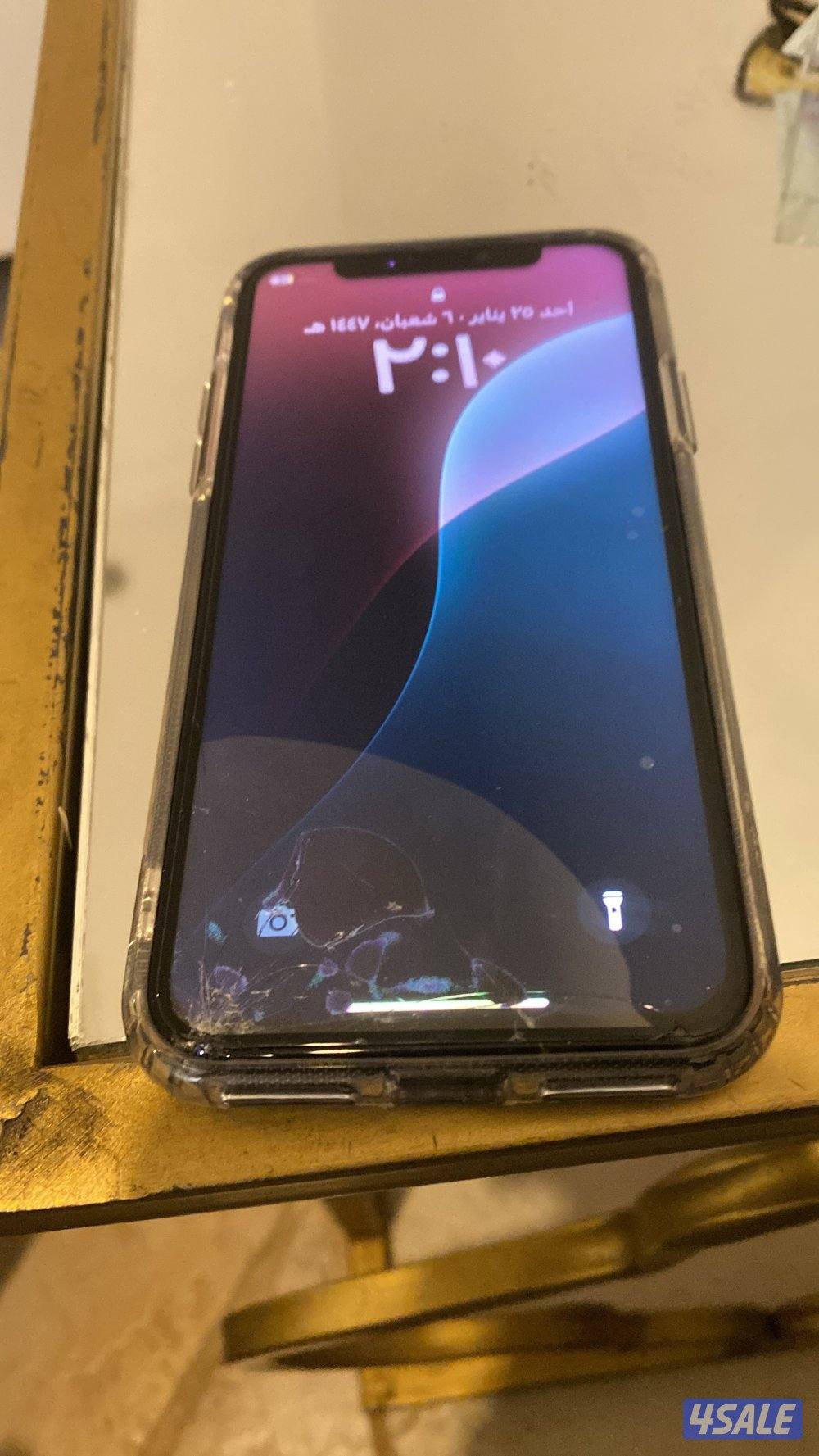 للبيع آيفون xs مبدل بطاريه وفي كسر بشاشه تحت0