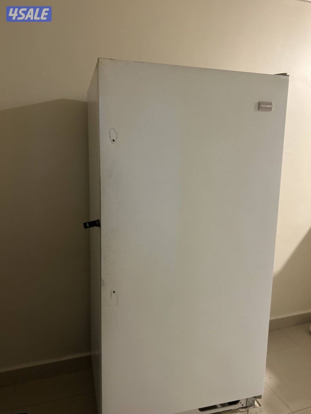 ثلاجة نظيفة وكبيره للبيع دون القاعده0