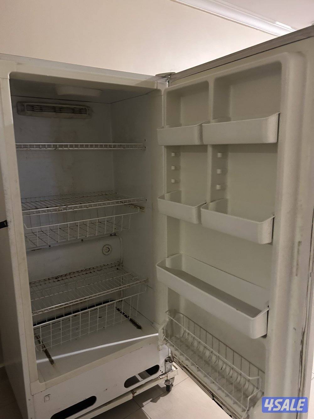 ثلاجة نظيفة وكبيره للبيع دون القاعده1