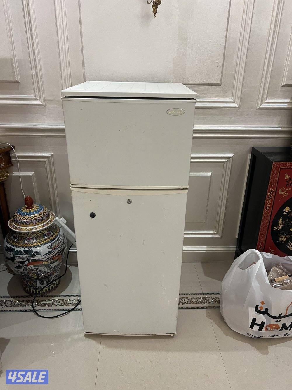 للبيع ثلاجه و طاوله مكتب ولوحات أكيا0