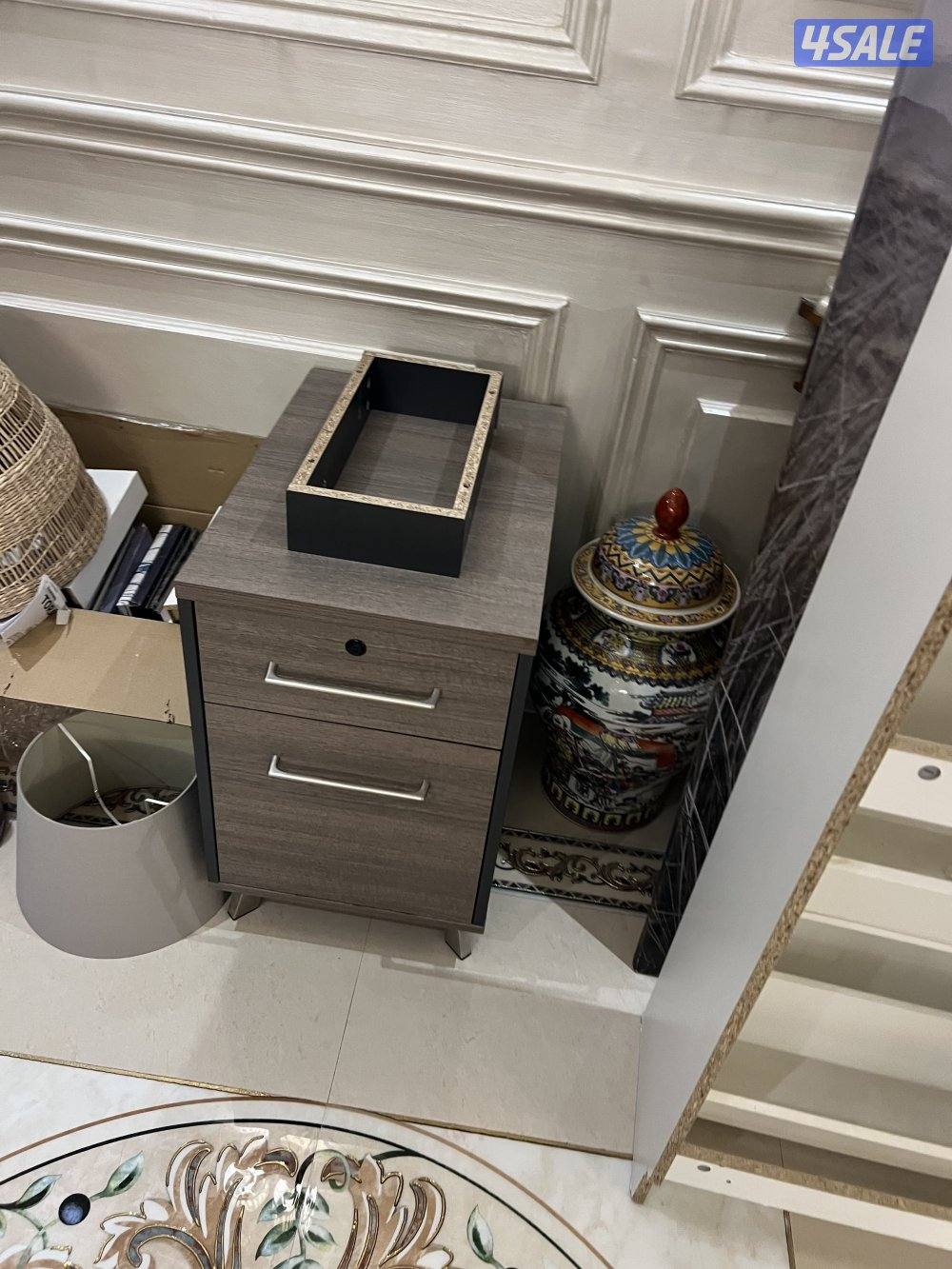 للبيع ثلاجه و طاوله مكتب ولوحات أكيا2