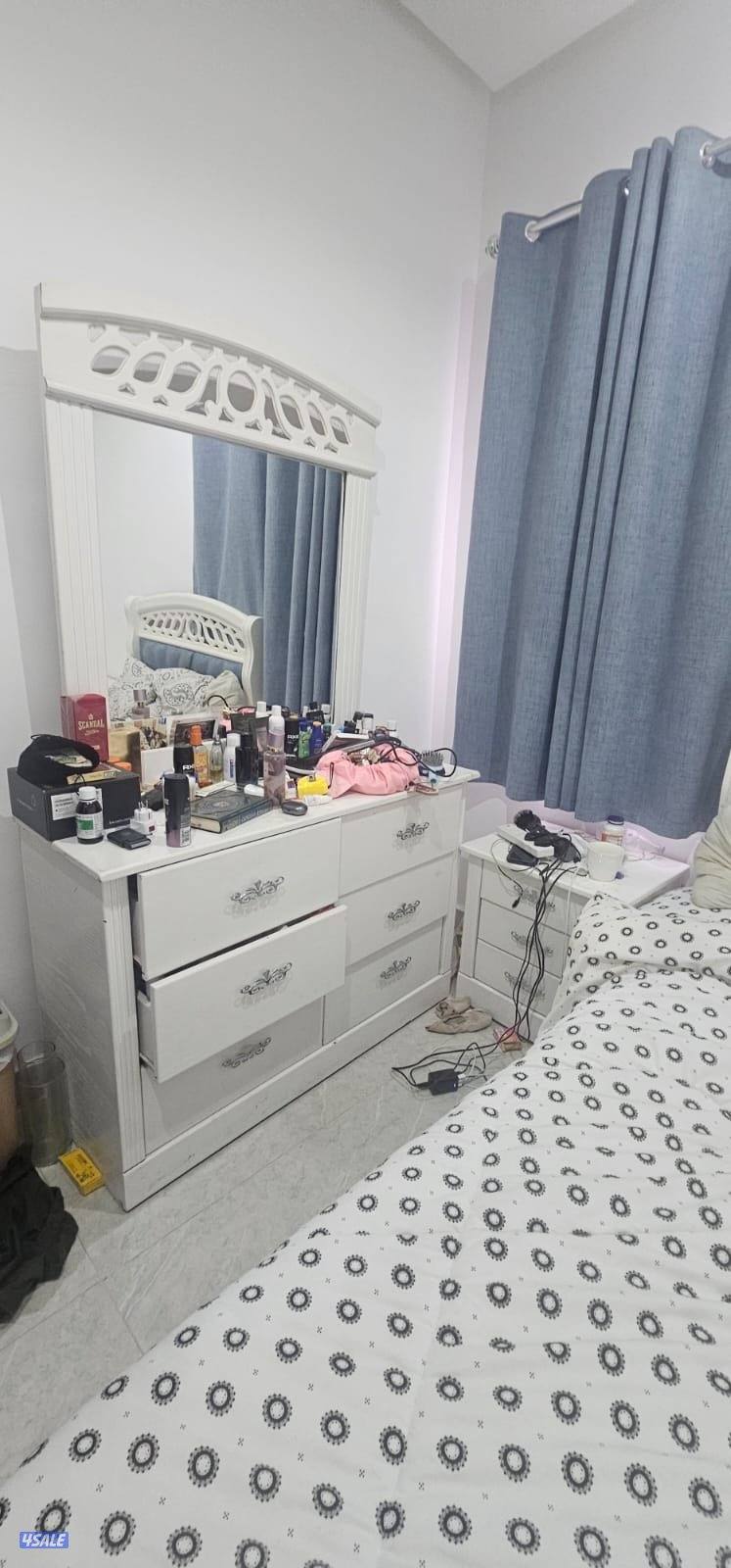 للبيع غرفه نوم كامله سرير ١٢٠ في ٢٠٠ دولاب ٢.٥ متر ٢ كومود و تسريحه1