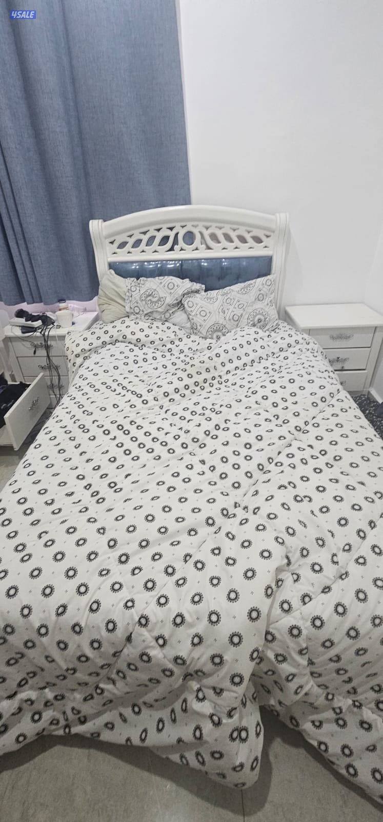 للبيع غرفه نوم كامله سرير ١٢٠ في ٢٠٠ دولاب ٢.٥ متر ٢ كومود و تسريحه2