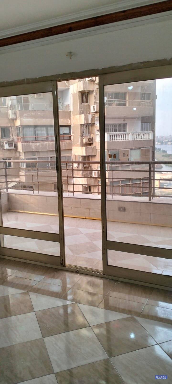 للبيع شقه في شارع البحر الاعظم مطله على النيل و الاهرامات ٢٠٠ متر0