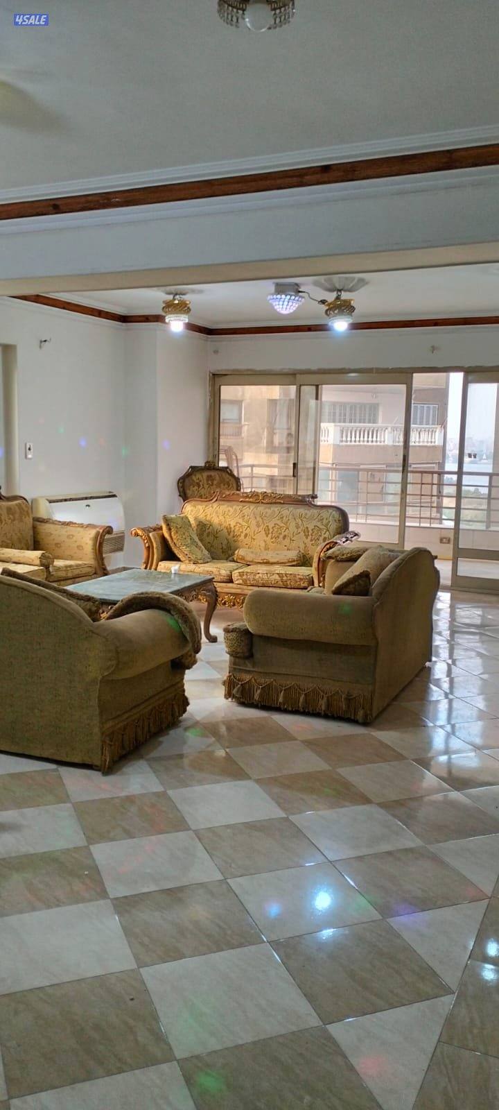 للبيع شقه في شارع البحر الاعظم مطله على النيل و الاهرامات ٢٠٠ متر3