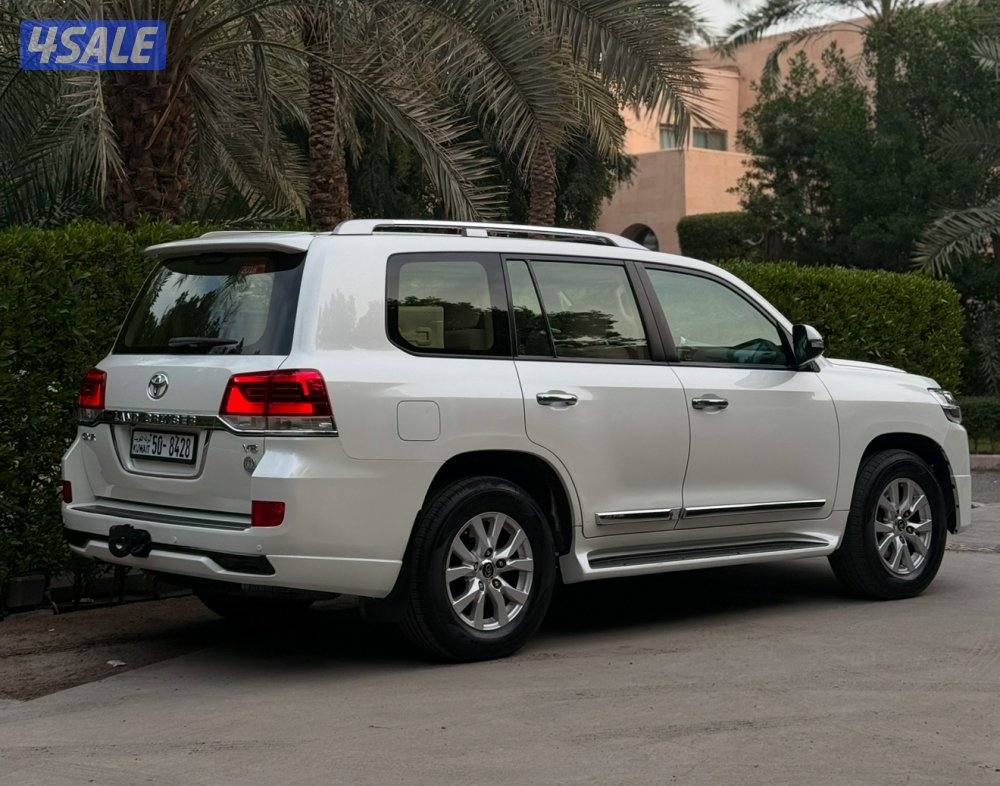 للبيع لاند كروزر GXR موديل 2018 صبغ وكاله بالكامل2
