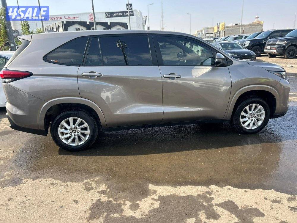 تويوتا  اينوفا موديل 2024 ماشى 33.000 k.m  وارد الساير . صبغ وكالة3