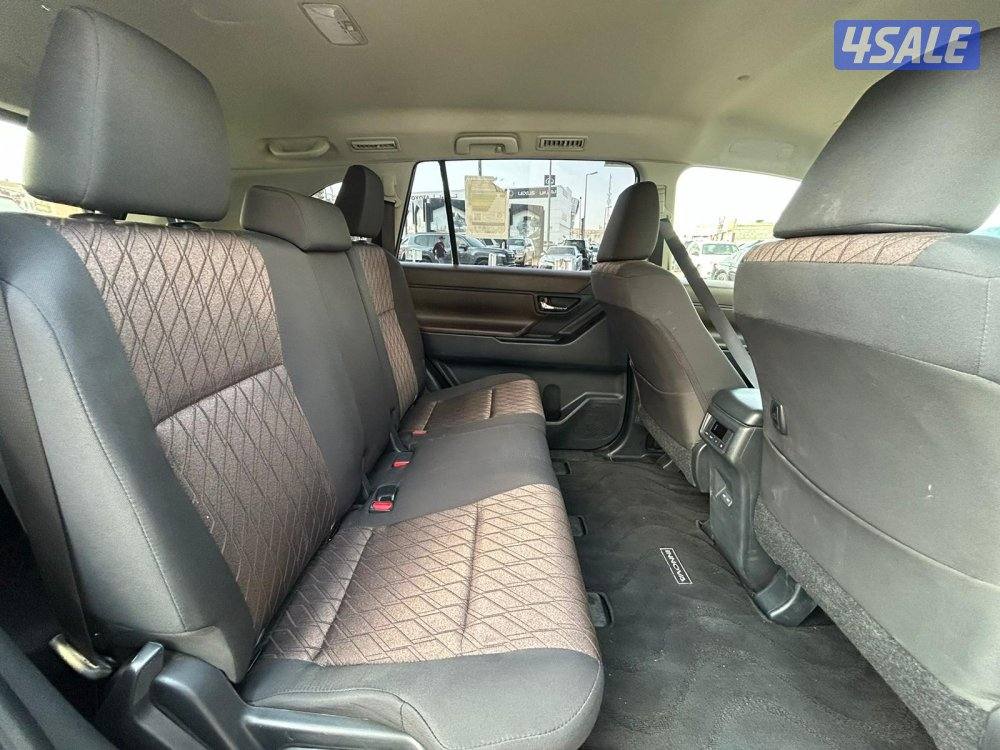 تويوتا  اينوفا موديل 2024 ماشى 33.000 k.m  وارد الساير . صبغ وكالة4