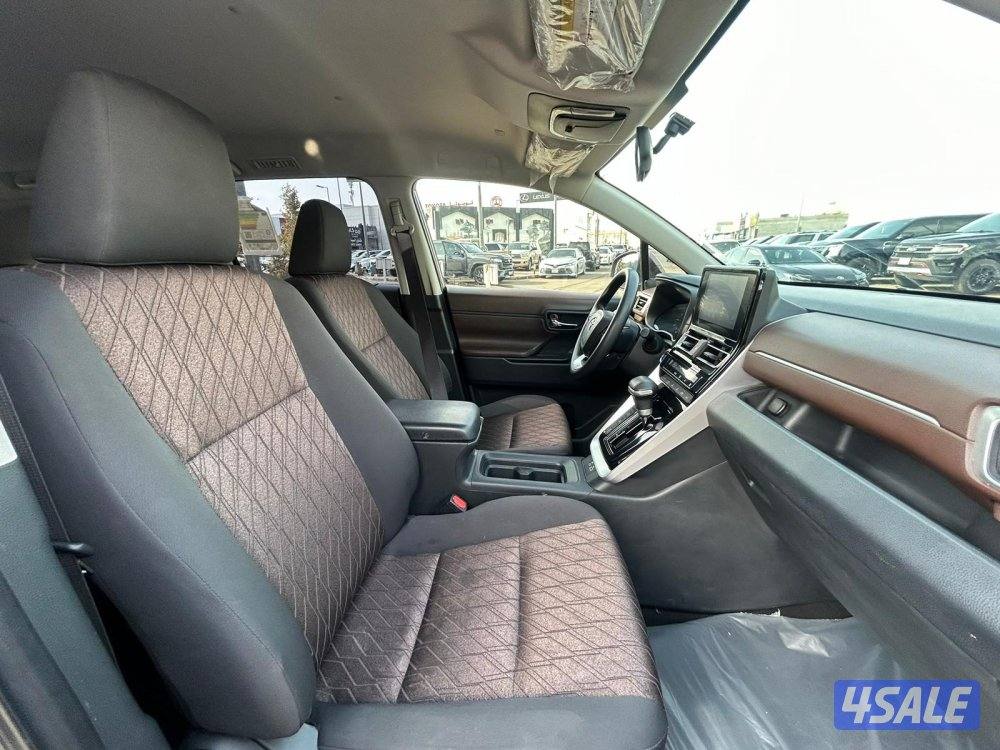 تويوتا  اينوفا موديل 2024 ماشى 33.000 k.m  وارد الساير . صبغ وكالة5