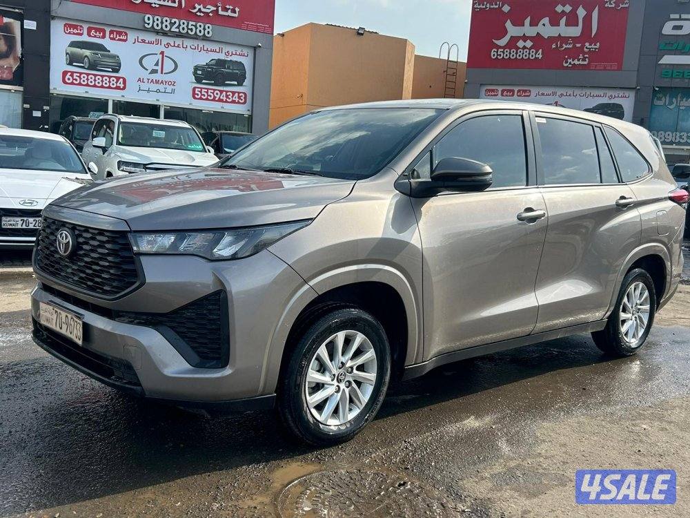 تويوتا  اينوفا موديل 2024 ماشى 33.000 k.m  وارد الساير . صبغ وكالة8