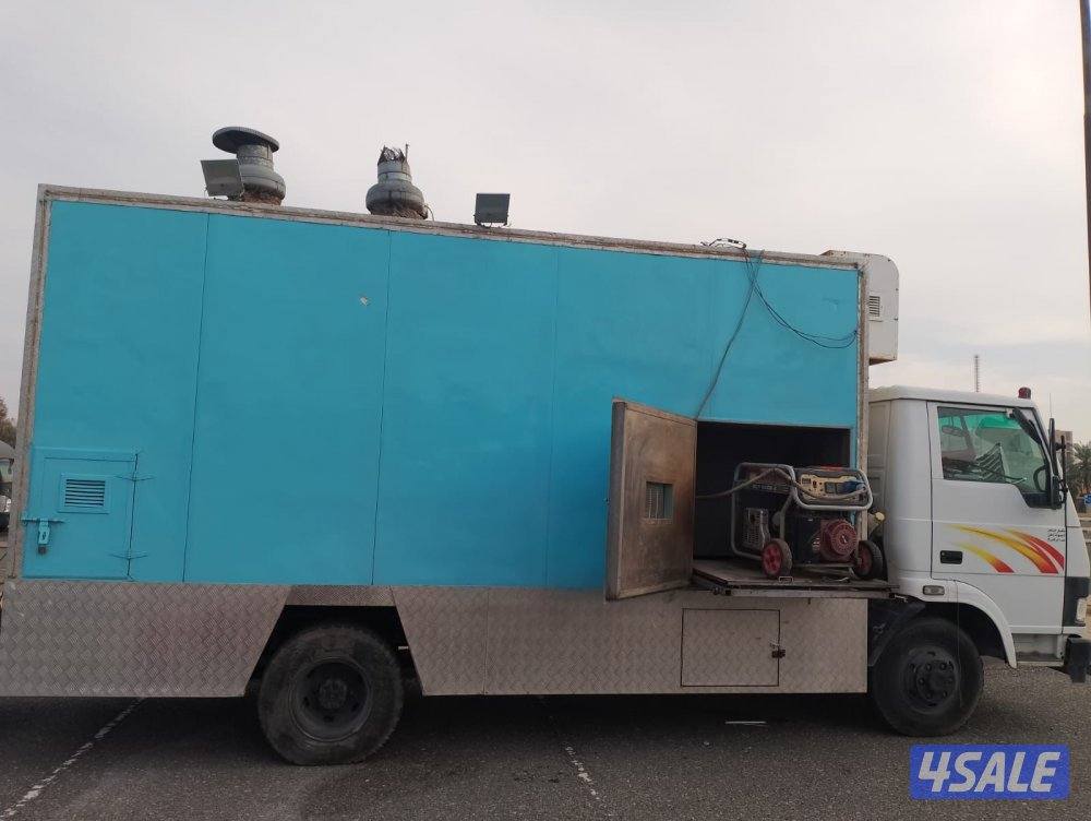 تحتوي ثلاجه وفريزر، ثلاجتين إضافيتين، شوايه، قلايه، ،طاقه شمسيه،1