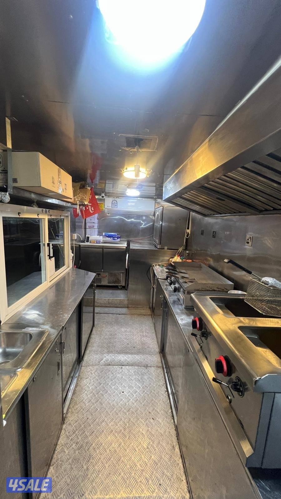 تحتوي ثلاجه وفريزر، ثلاجتين إضافيتين، شوايه، قلايه، ،طاقه شمسيه،2