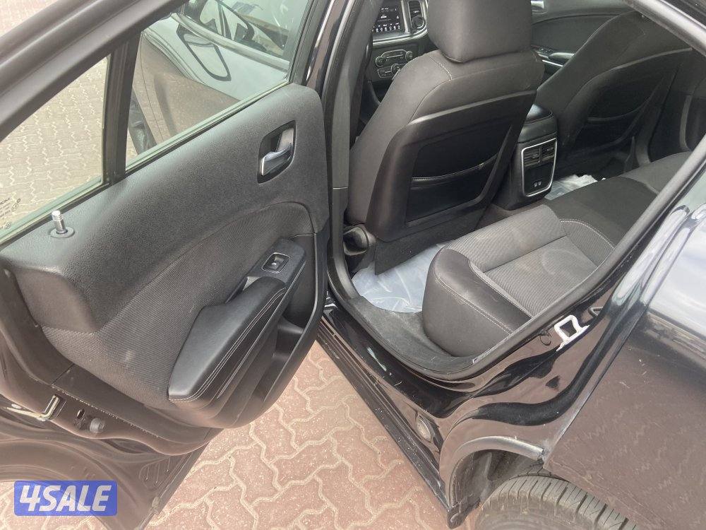 تشارجر sxt موديل ٢٠١٨ اسود وارد الملا عداد١٢٩  ألف كيلو متر  ستة سلندر2