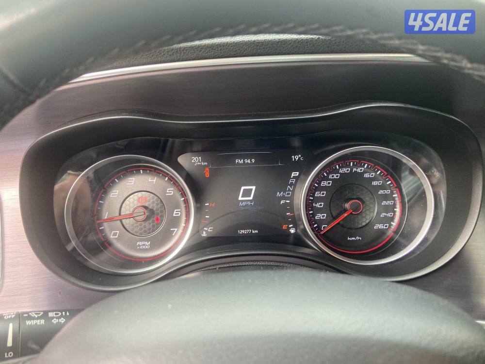 تشارجر sxt موديل ٢٠١٨ اسود وارد الملا عداد١٢٩  ألف كيلو متر  ستة سلندر8