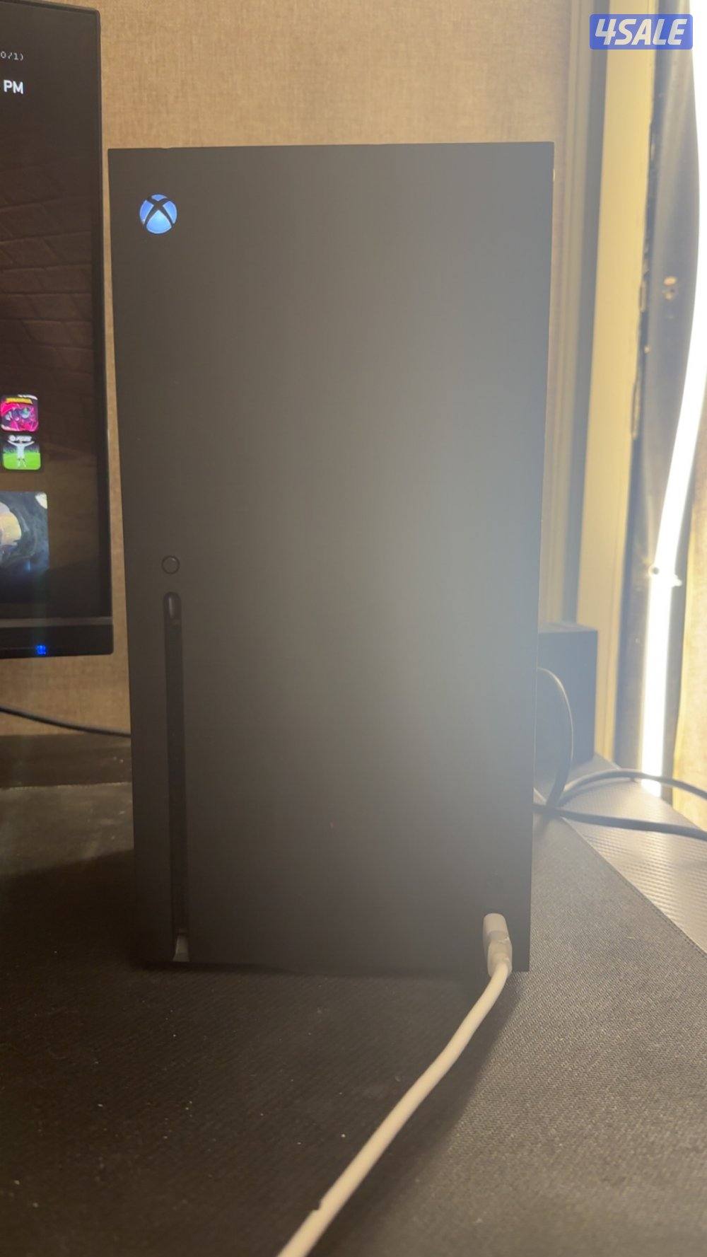 Xbox X, تشتغل ١٠٠٪؜بدون اي كسر أو خدش، مستعملة شوي -بدون كرتون-.0