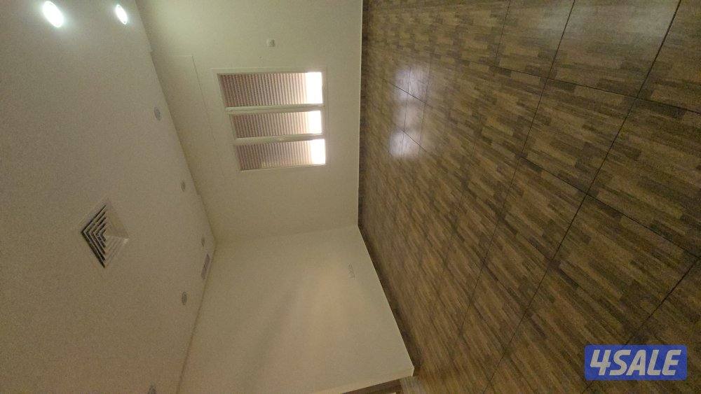 للإيجار شقه ٣ غرف و صاله ودورتين مياه و مطبخ مجهز0