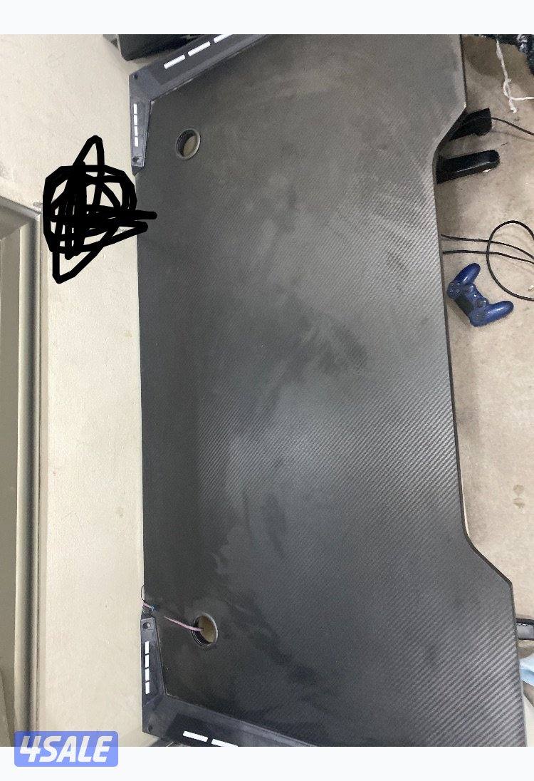 للبيع طاولة تنفع للبي سي او بلايستيشن0