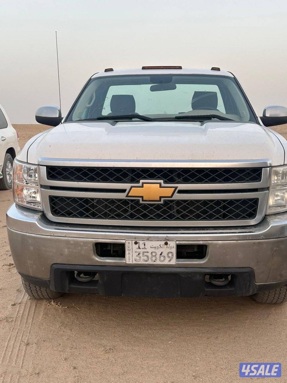 للبيع وانيت سلفرادو 20131