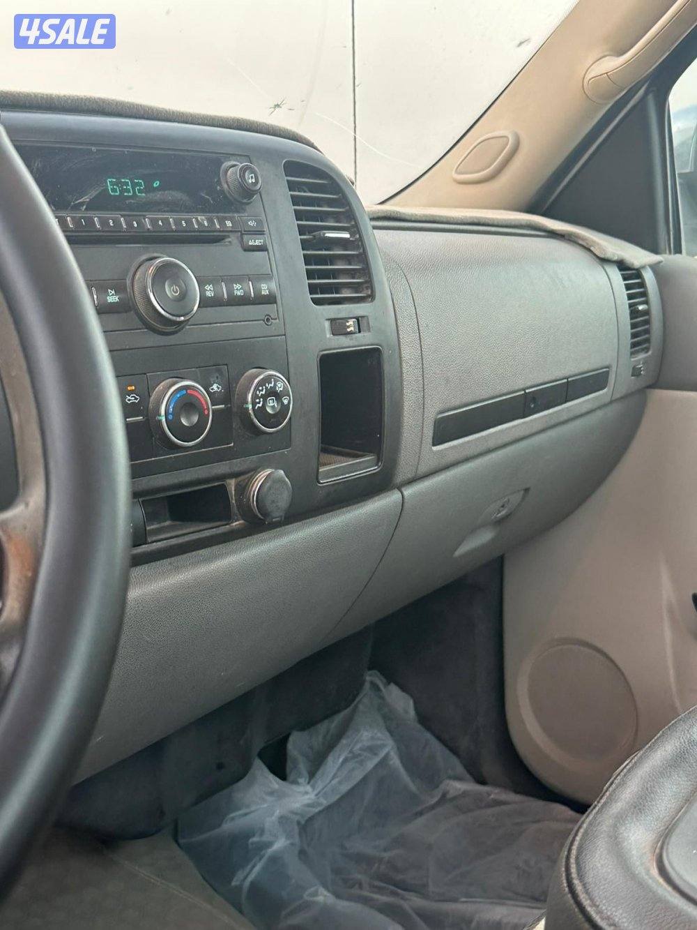 للبيع وانيت سلفرادو 20134