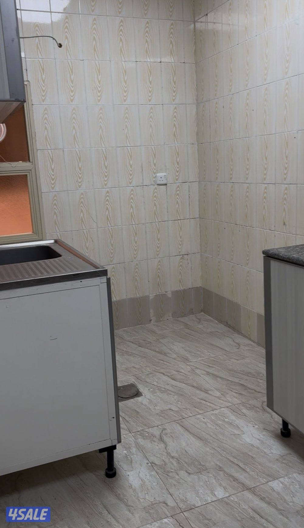 للايجار شقة تشطيب جديد 3 غرف موقع مميز مواقف قرب الخدمات0